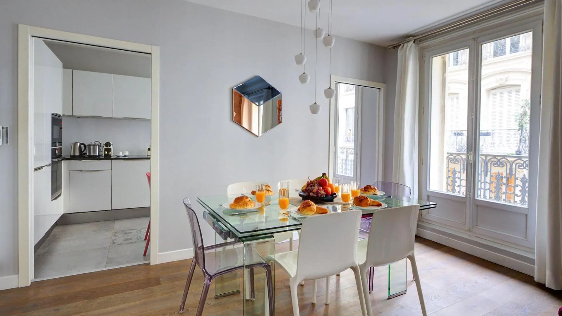 Apartment Arc De Triomphe & Theatre Marigny - 3br - Cityapartmentstay Paris